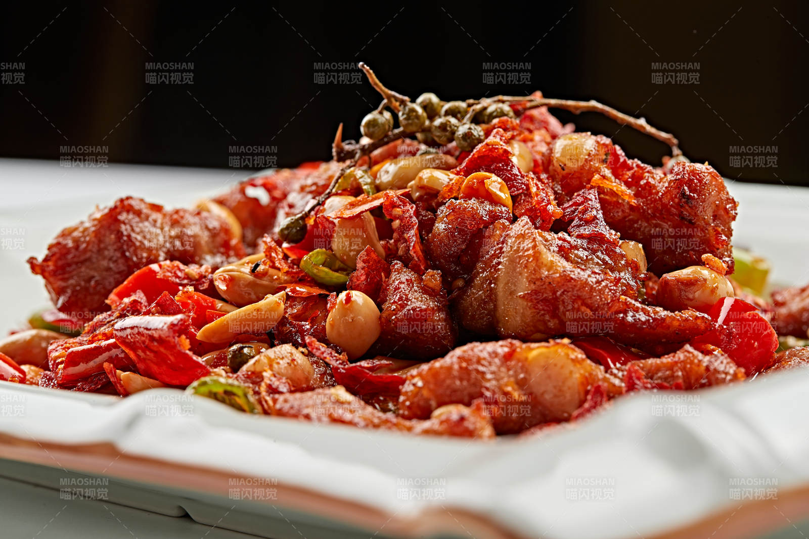 精美餐具装的麻辣果仁掌中宝图片