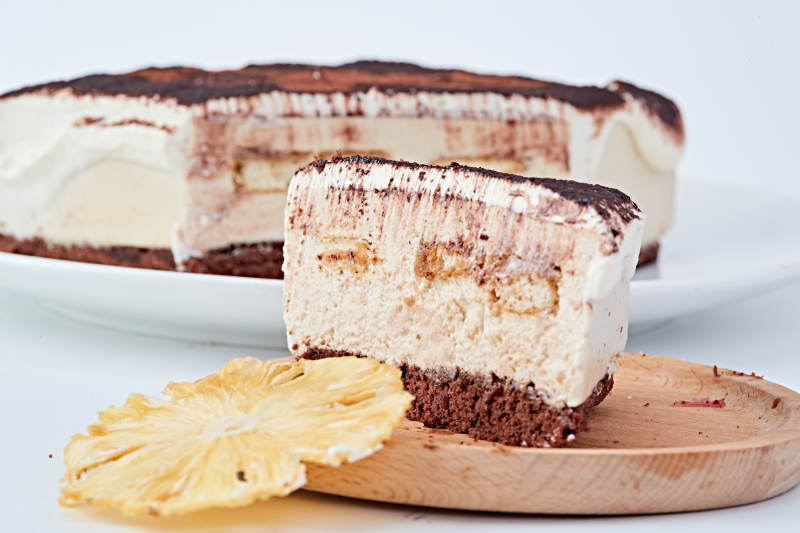 可可粉撒粉鲜奶酪黑森林蛋糕图片