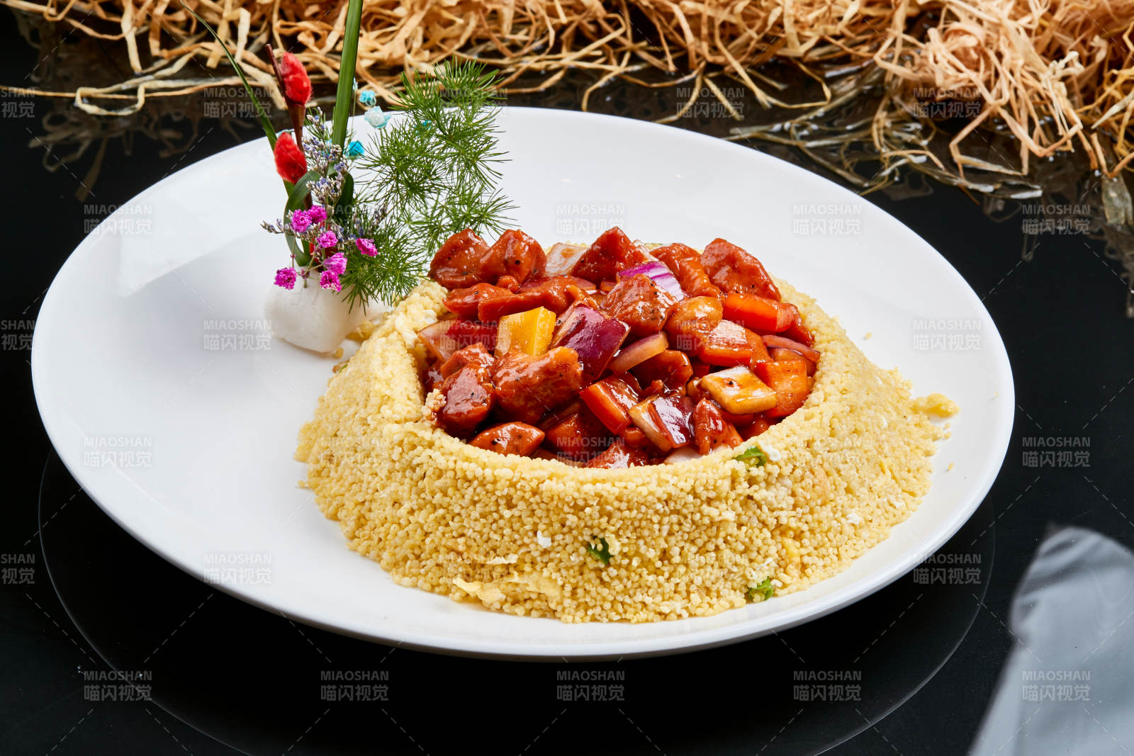 白色瓷盘装的金米菠萝黑椒牛仔粒图片