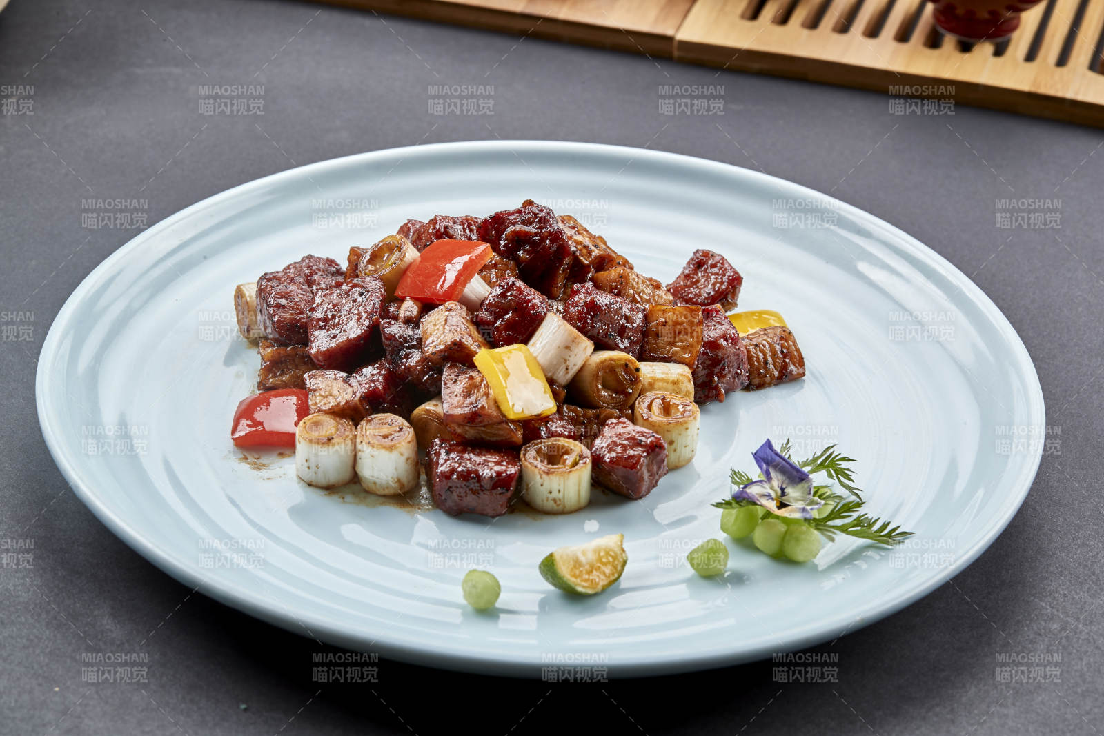 葱烧黑胡椒杏鲍菇牛仔粒图片