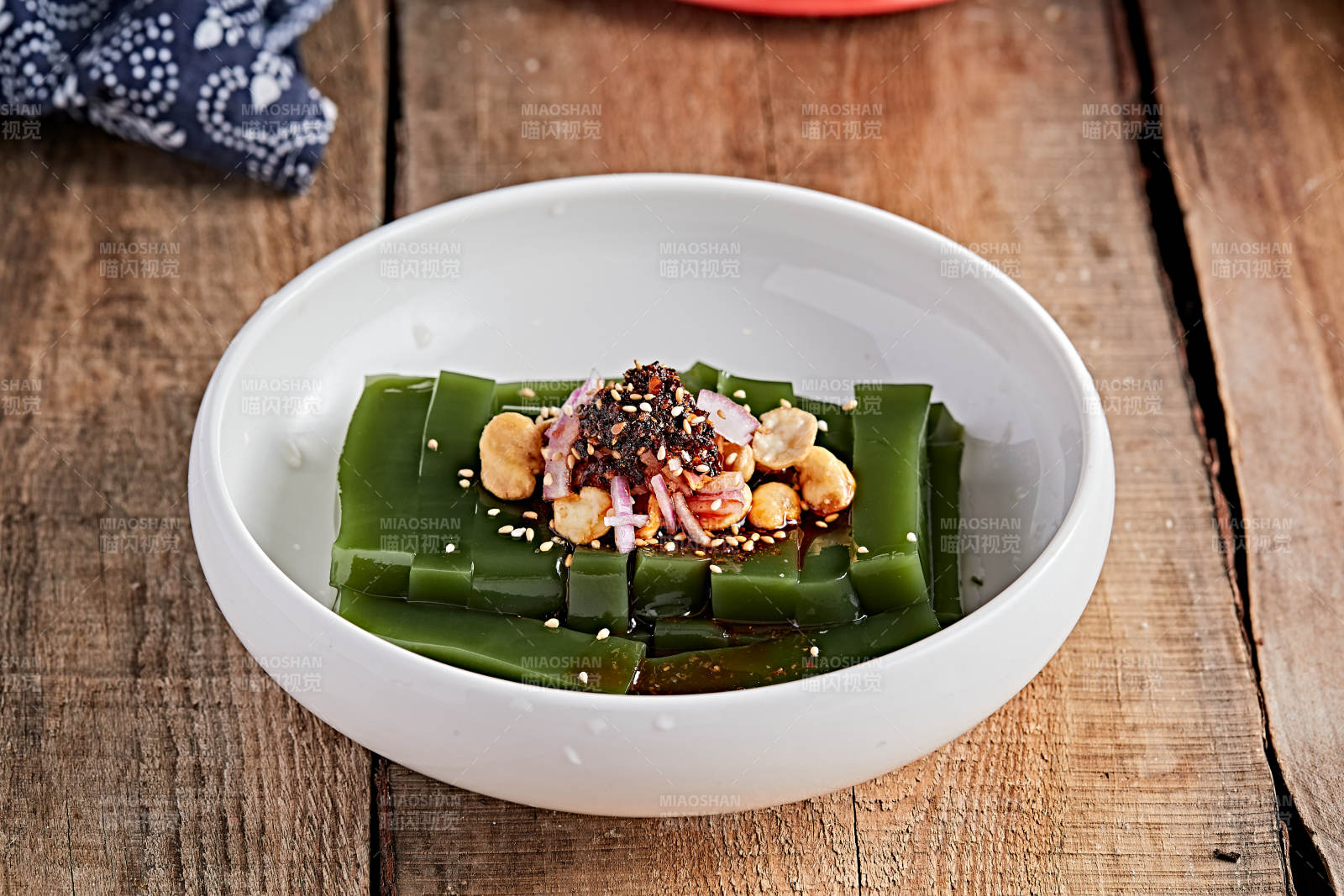 白色瓷盘装的树叶凉粉图片