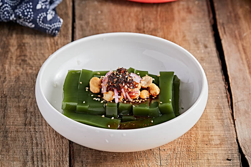 白色瓷盘装的树叶凉粉图片