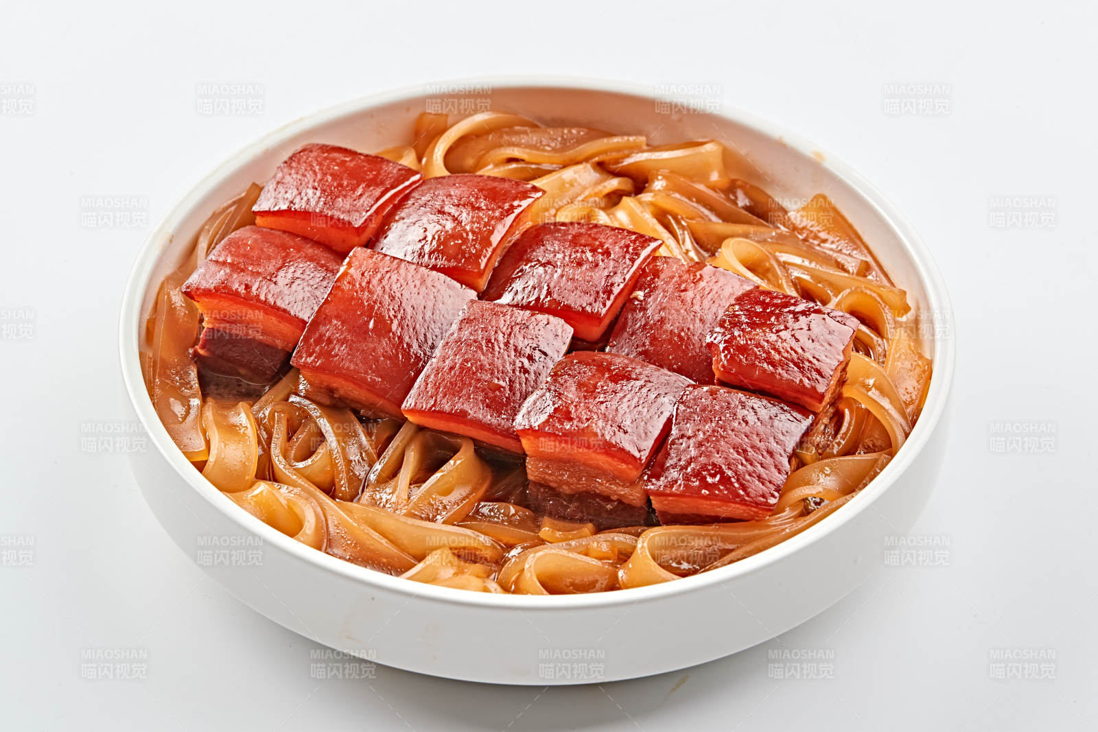 白色瓷盘装的宽粉巧炖红烧肉图片