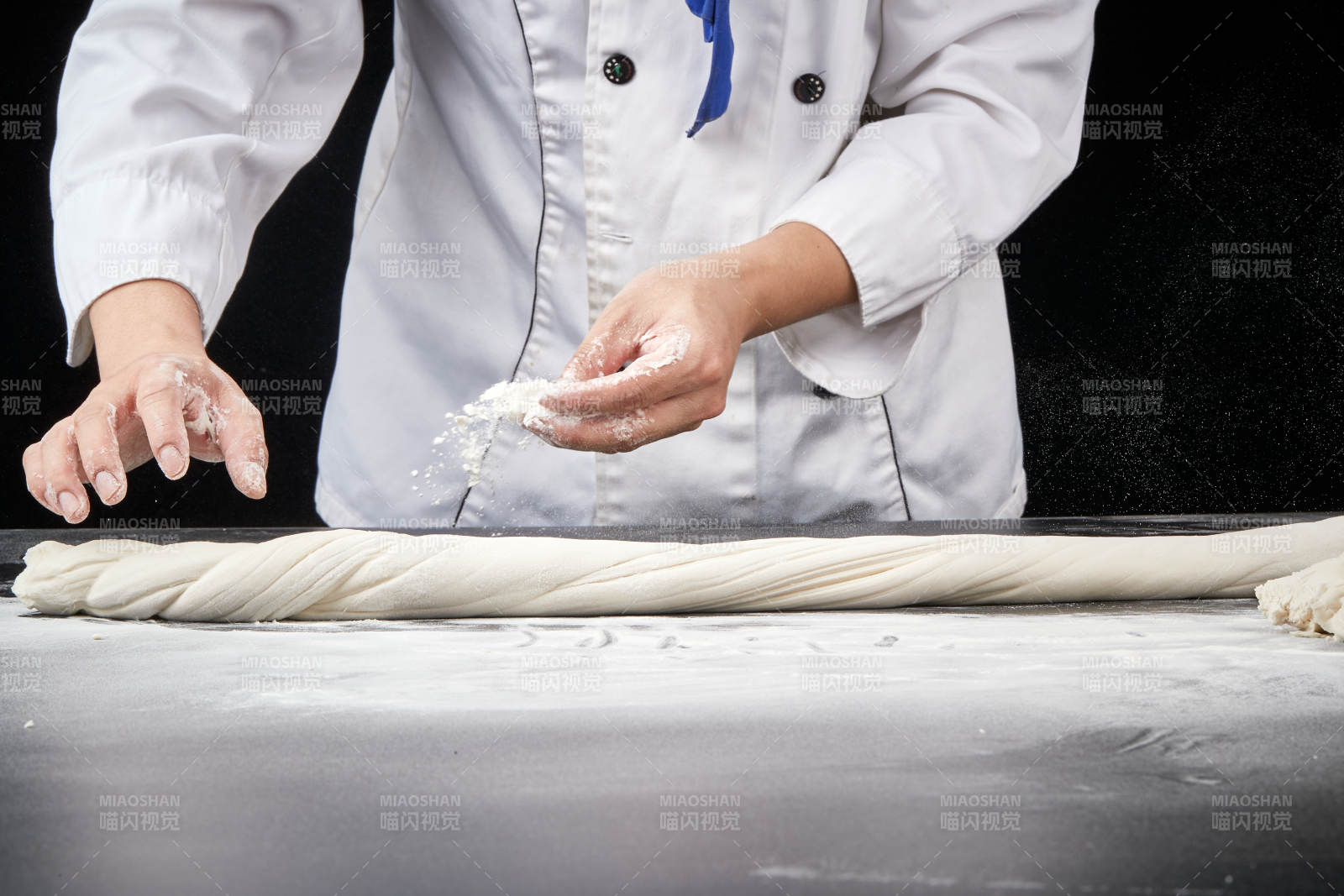 技艺精湛的拉面师在展示拉面制作图片