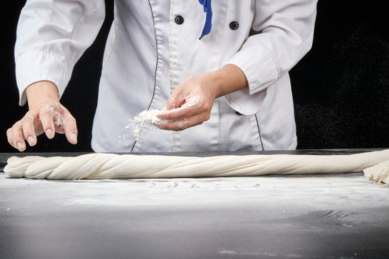 技艺精湛的拉面师在展示拉面制作图片