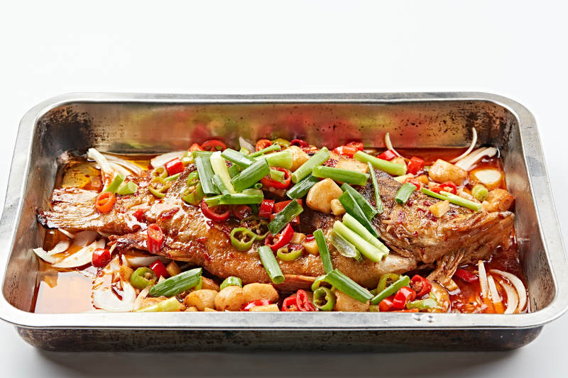 不锈钢铁盘装的安徽名菜臭鳜鱼图片