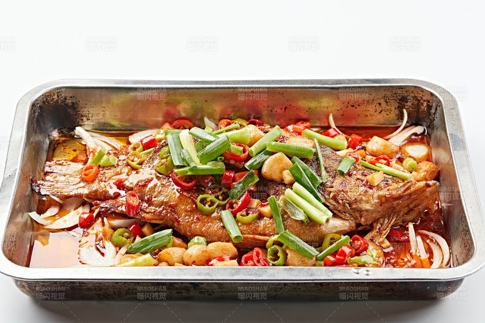 不锈钢铁盘装的安徽名菜臭鳜鱼图片