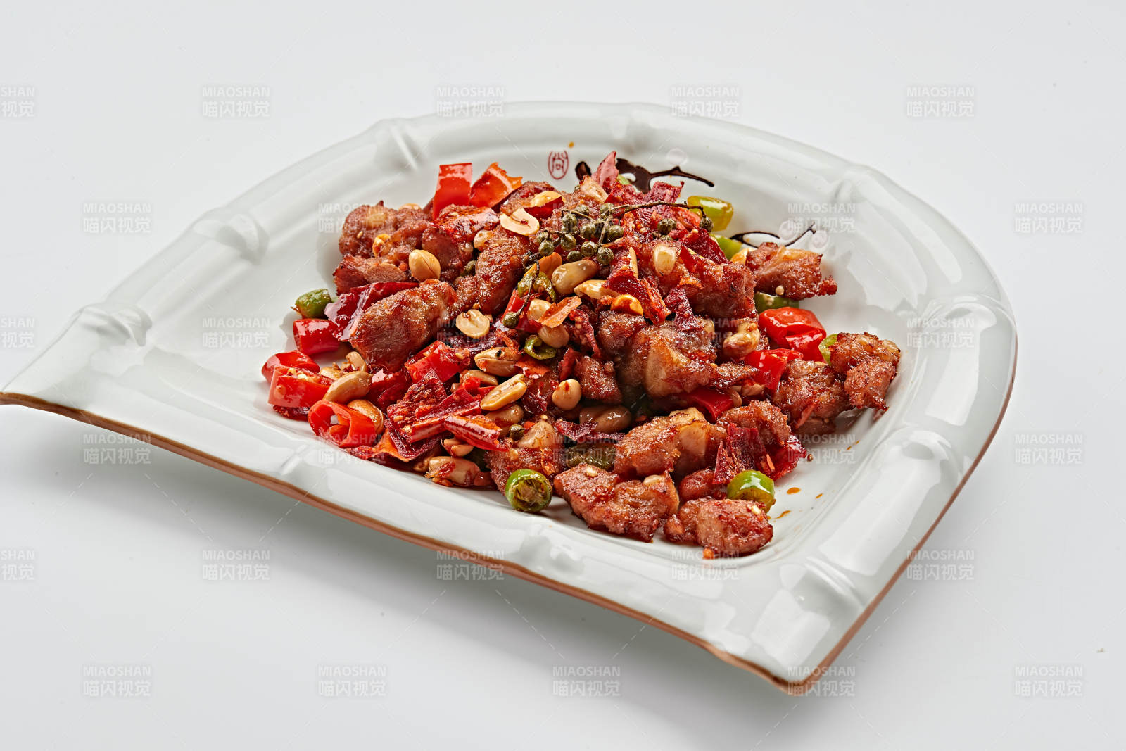 精美餐具装的麻辣果仁掌中宝图片