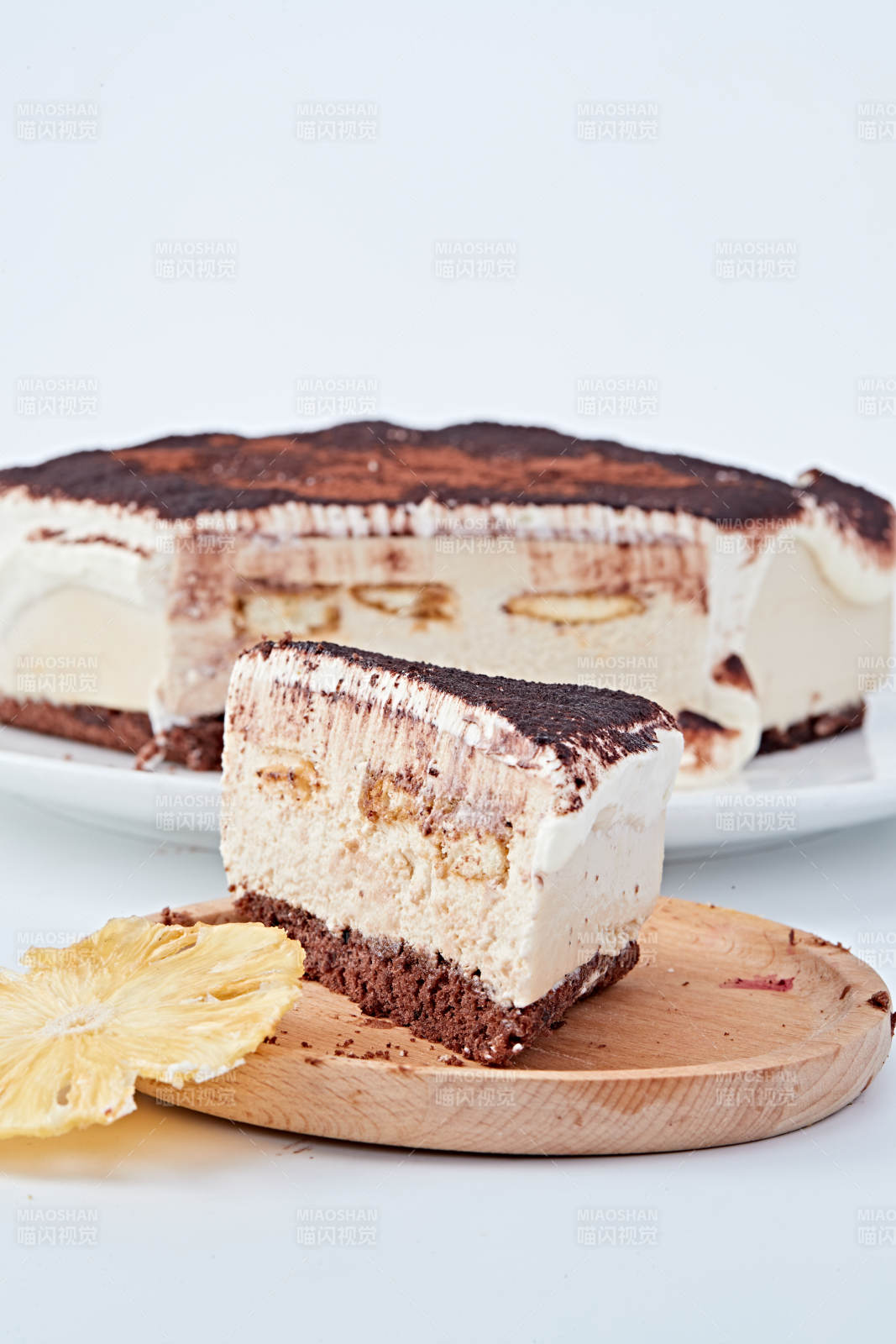可可粉撒粉鲜奶酪黑森林蛋糕图片