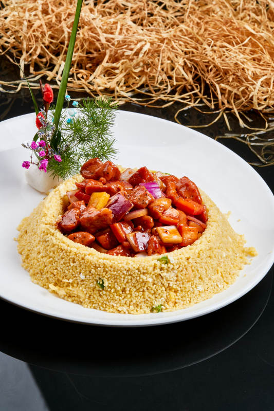 白色瓷盘装的金米菠萝黑椒牛仔粒图片