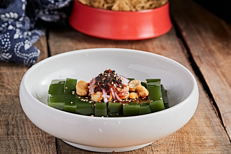 白色瓷盘装的树叶凉粉图片