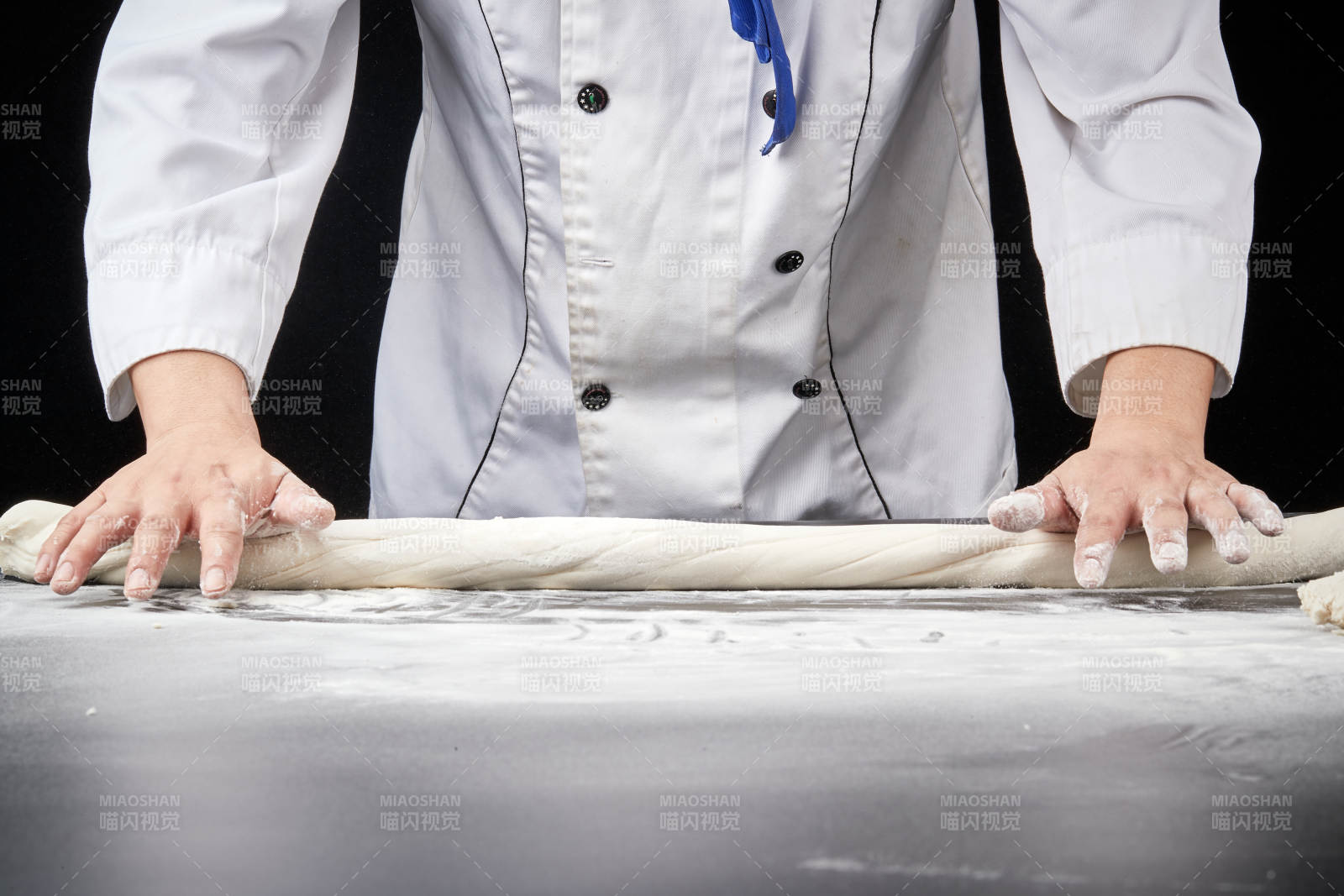 技艺精湛的拉面师在展示拉面制作图片