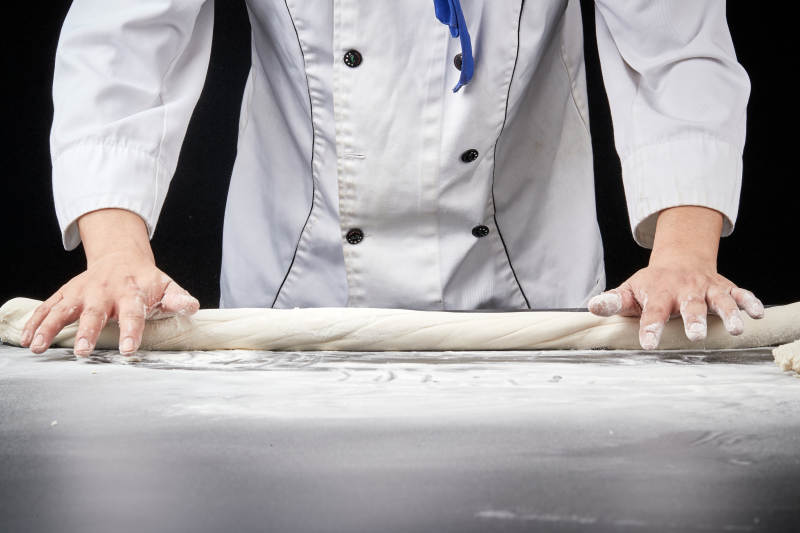 技艺精湛的拉面师在展示拉面制作图片