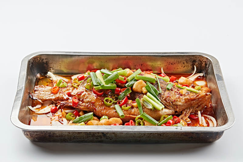 不锈钢铁盘装的安徽名菜臭鳜鱼图片