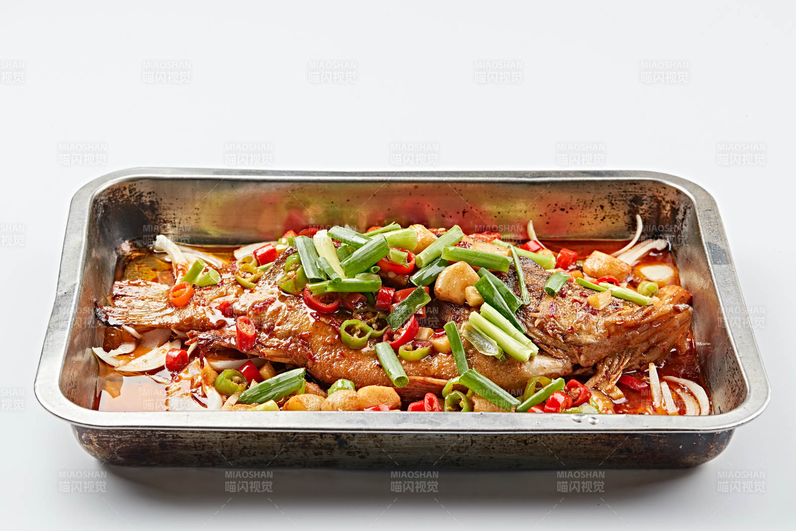 不锈钢铁盘装的安徽名菜臭鳜鱼图片