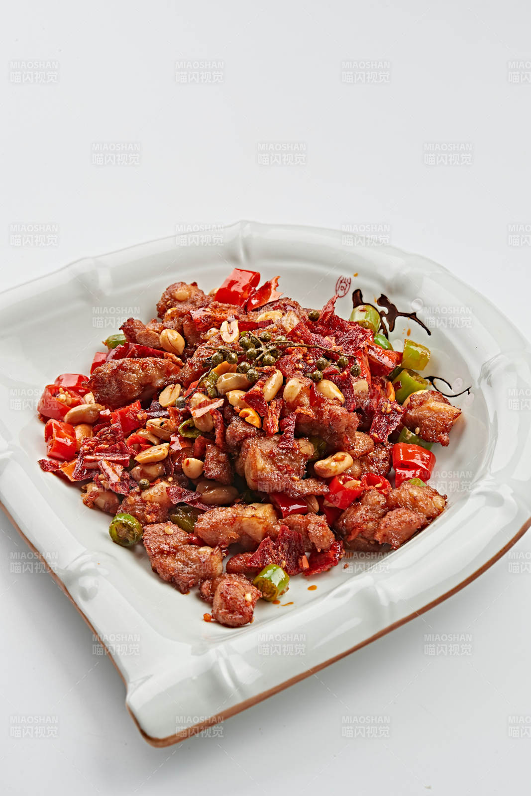 精美餐具装的麻辣果仁掌中宝图片