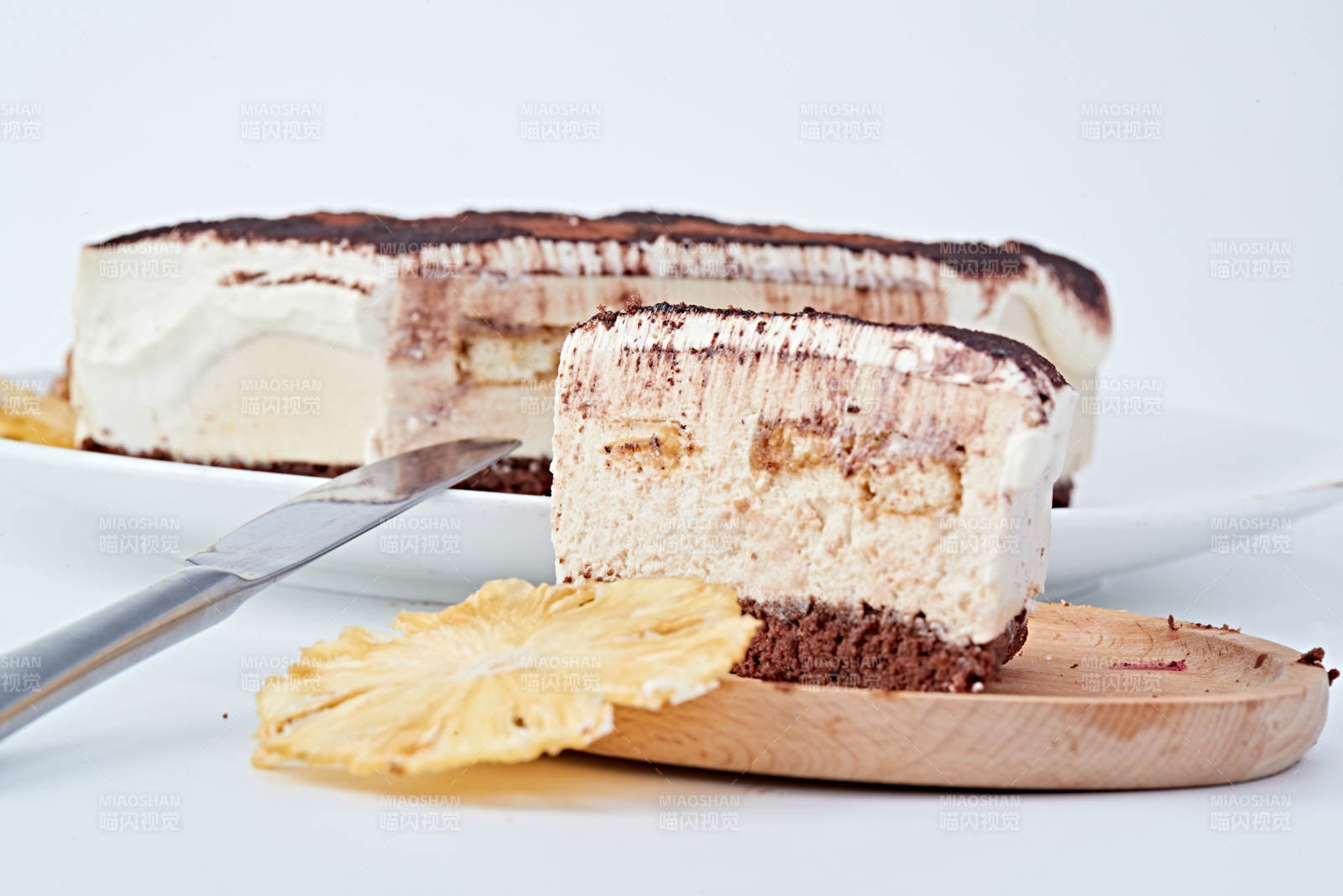 可可粉撒粉鲜奶酪黑森林蛋糕图片