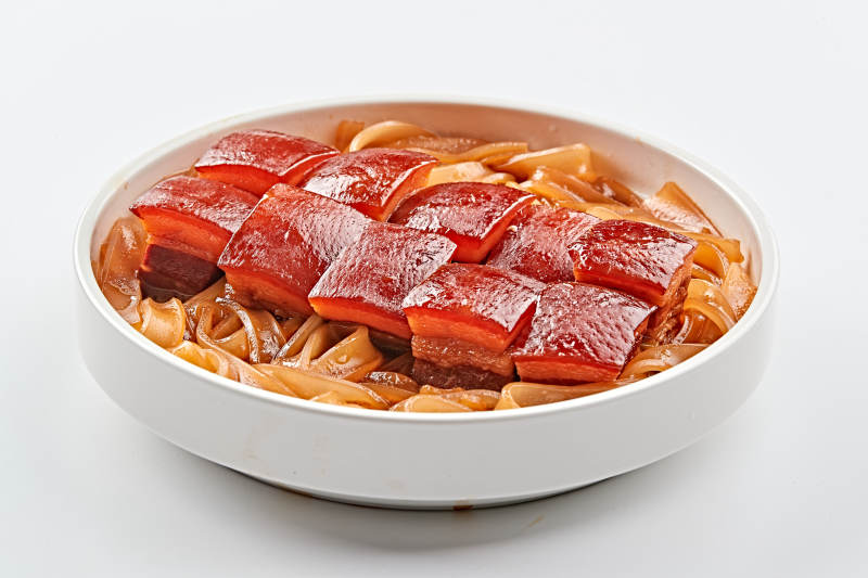 白色瓷盘装的宽粉巧炖红烧肉图片