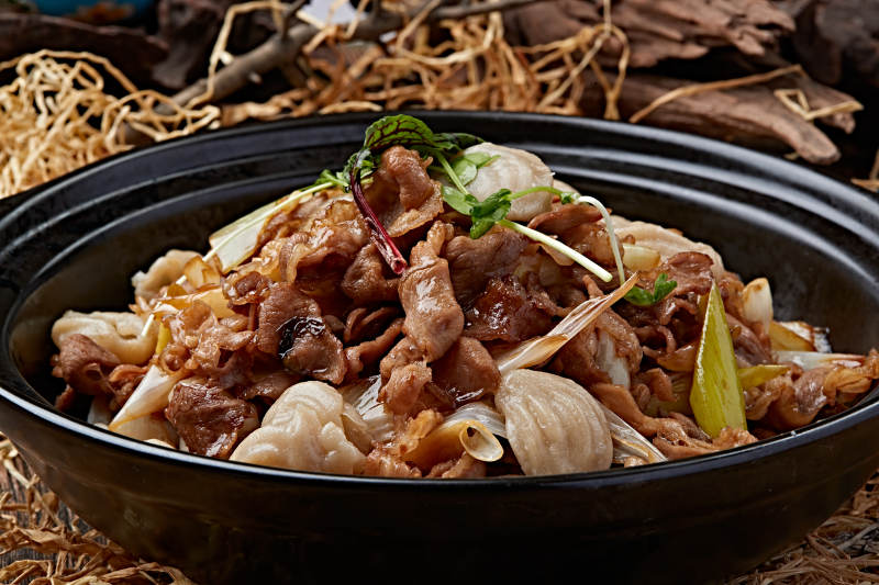 砂锅葱爆羊肉炒猫耳窝窝图片