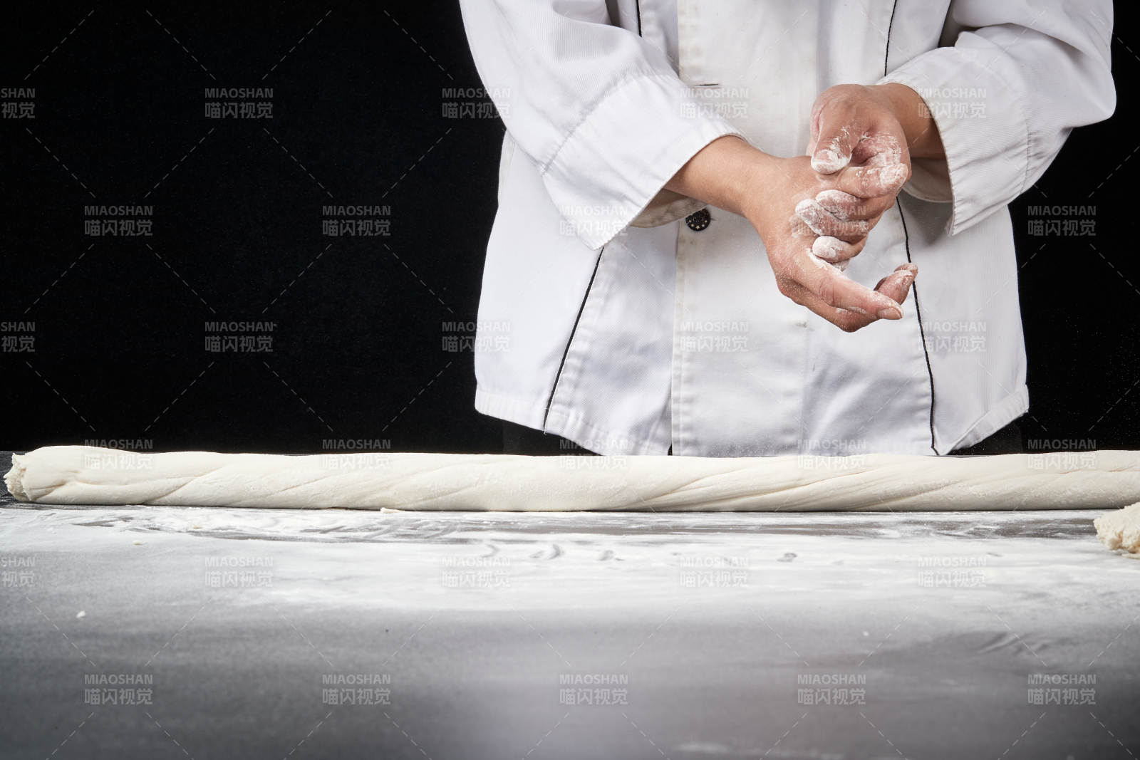 技艺精湛的拉面师在展示拉面制作图片