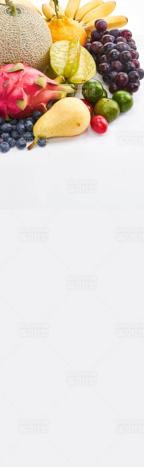 白色背景上摆放的生鲜混合水果图片
