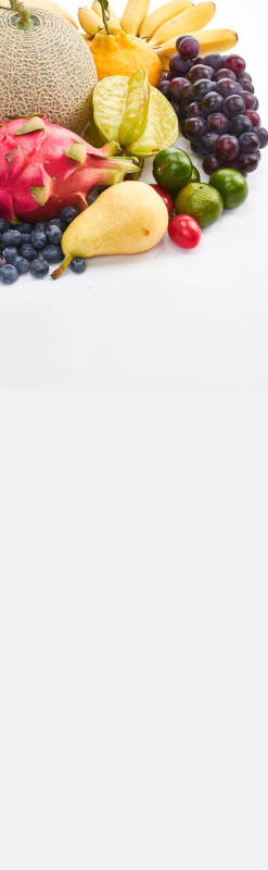 白色背景上摆放的生鲜混合水果图片