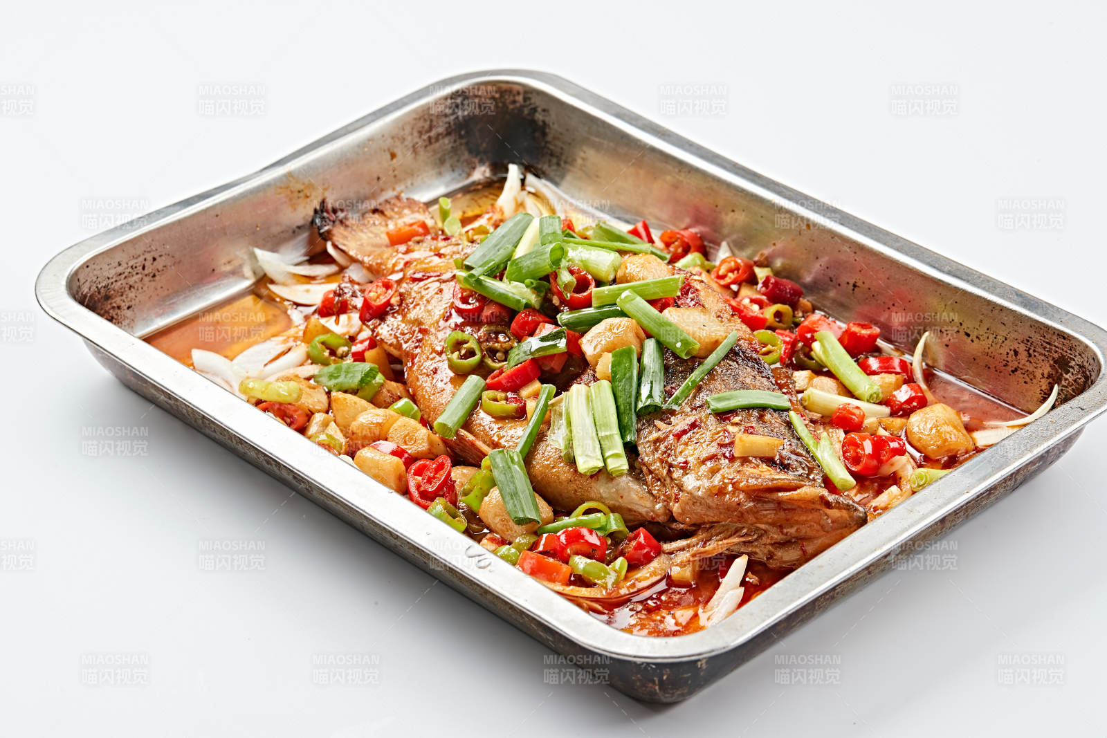 不锈钢铁盘装的安徽名菜臭鳜鱼图片