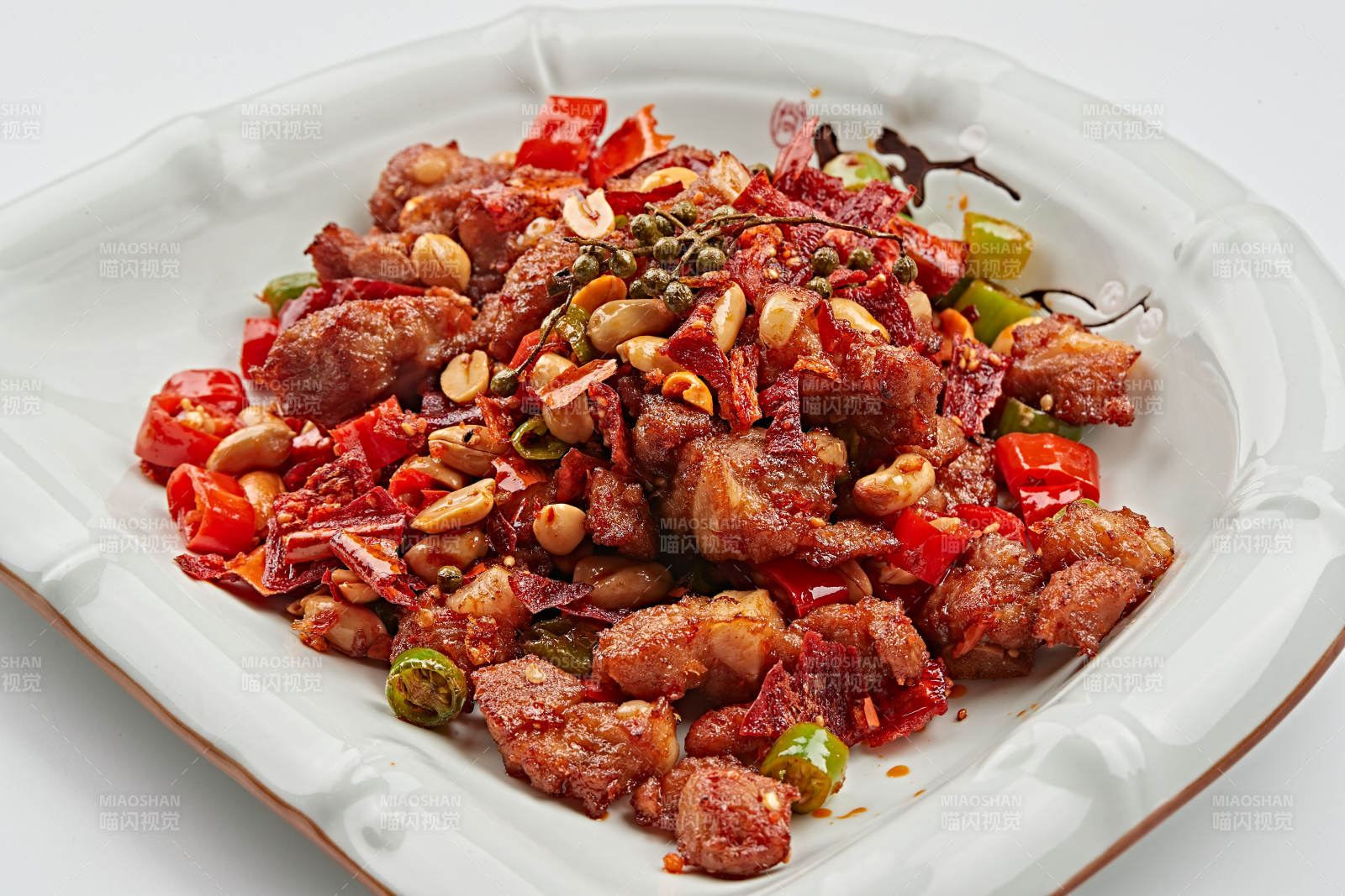 精美餐具装的麻辣果仁掌中宝图片