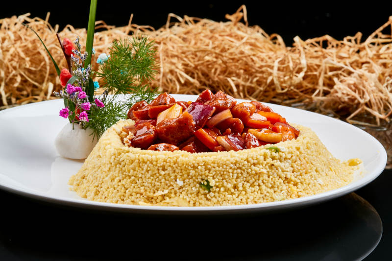 白色瓷盘装的金米菠萝黑椒牛仔粒图片