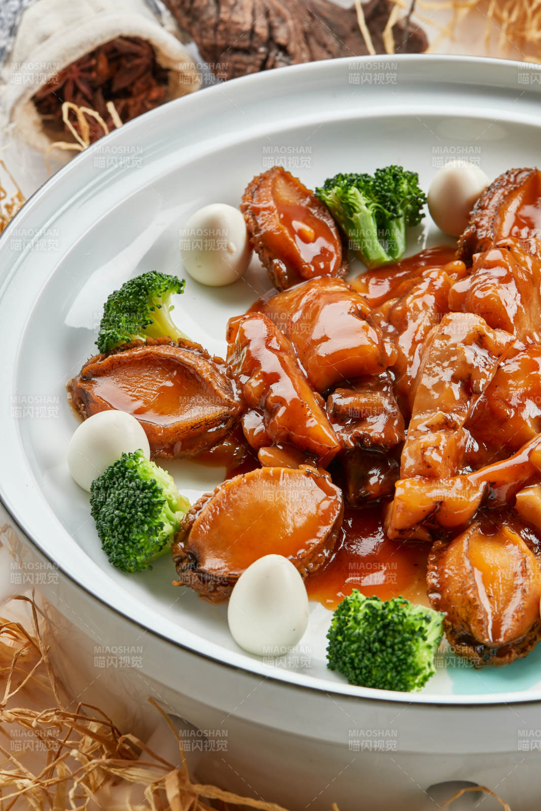 精美餐具装的浇汁鲜鲍鱼烧梅花参图片