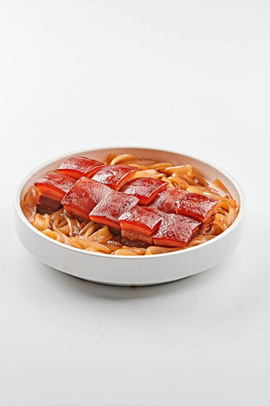 白色瓷盘装的宽粉巧炖红烧肉图片