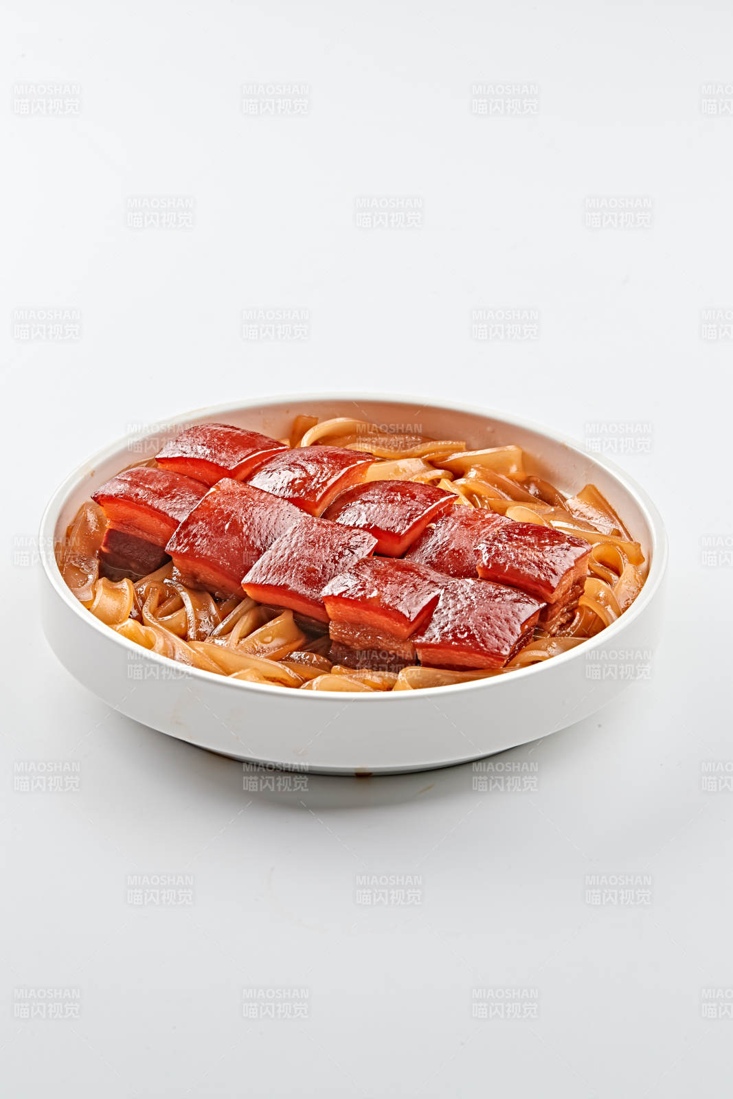 白色瓷盘装的宽粉巧炖红烧肉图片