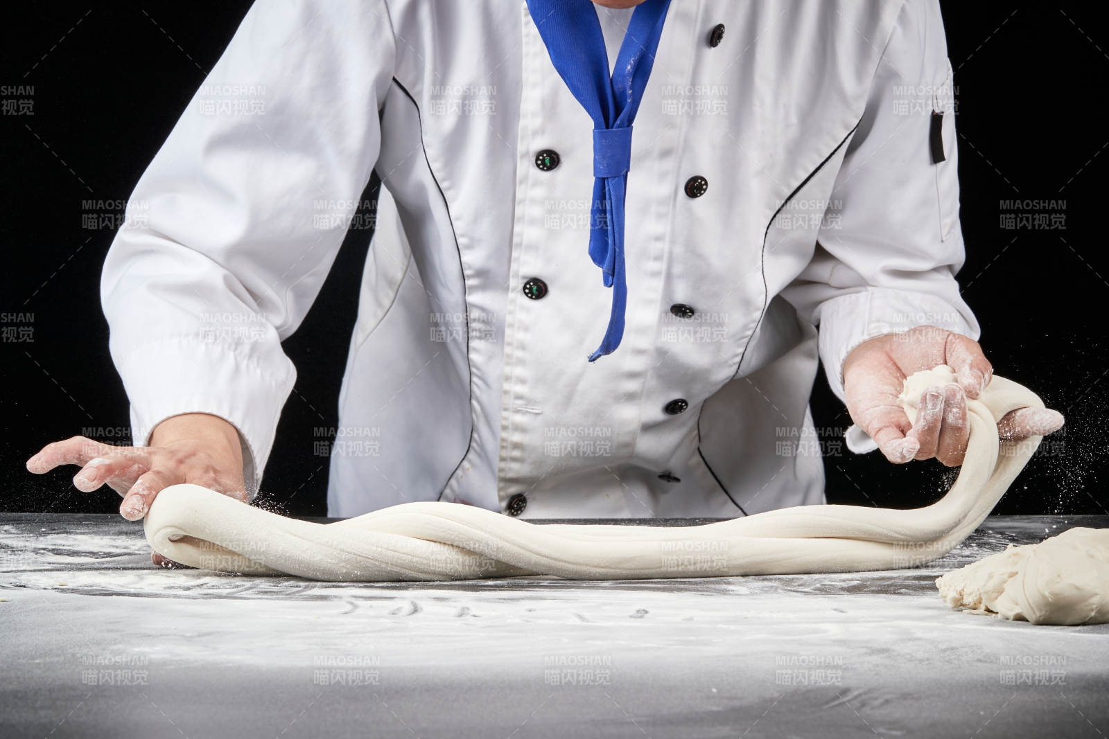 技艺精湛的拉面师在展示拉面制作图片