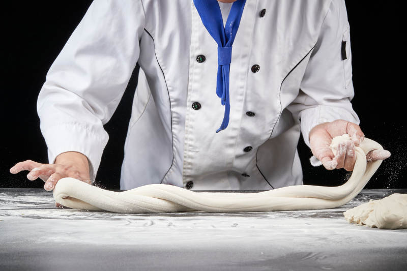 技艺精湛的拉面师在展示拉面制作图片