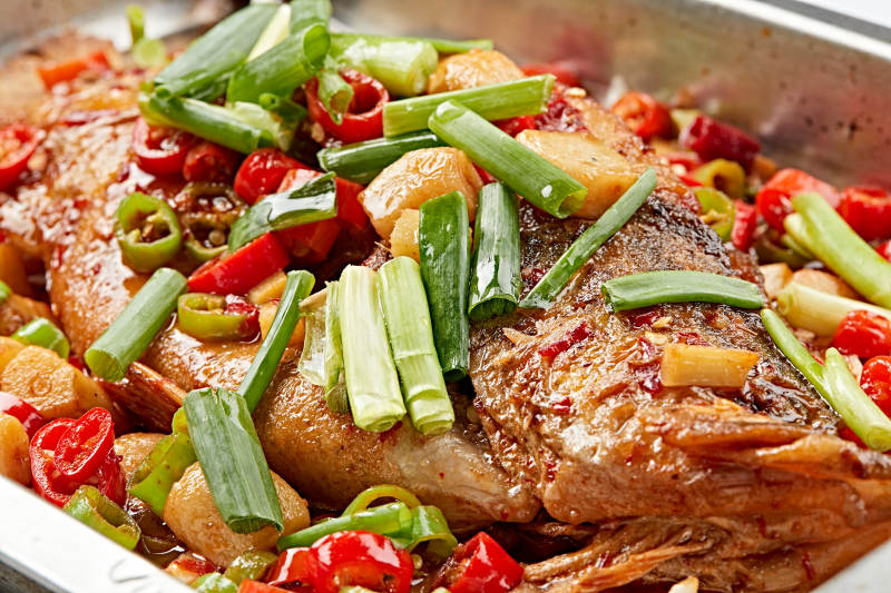 不锈钢铁盘装的安徽名菜臭鳜鱼图片