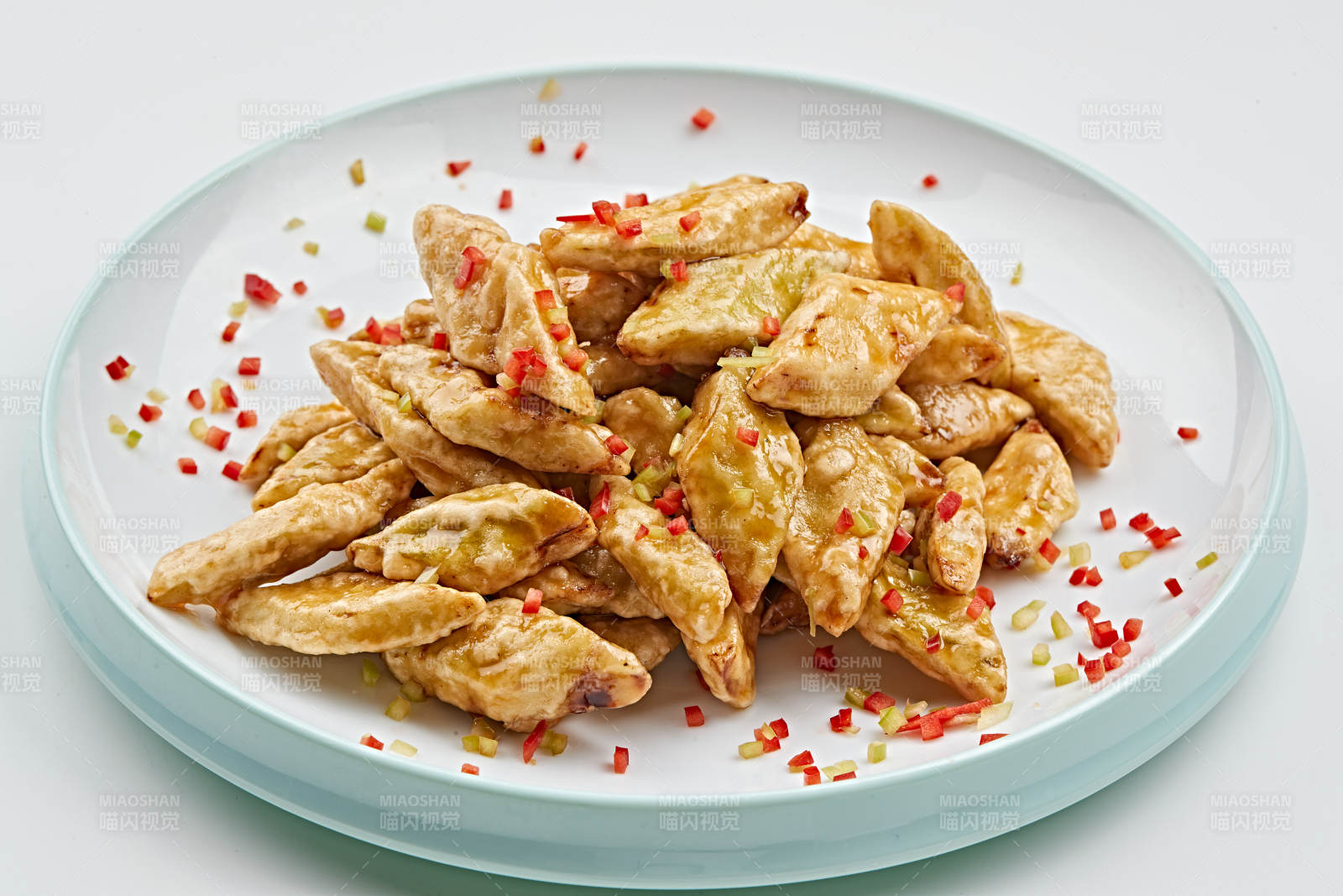 白色瓷盘装的油炸茄块图片