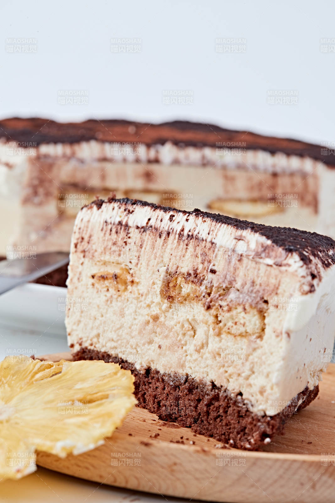 可可粉撒粉鲜奶酪黑森林蛋糕图片