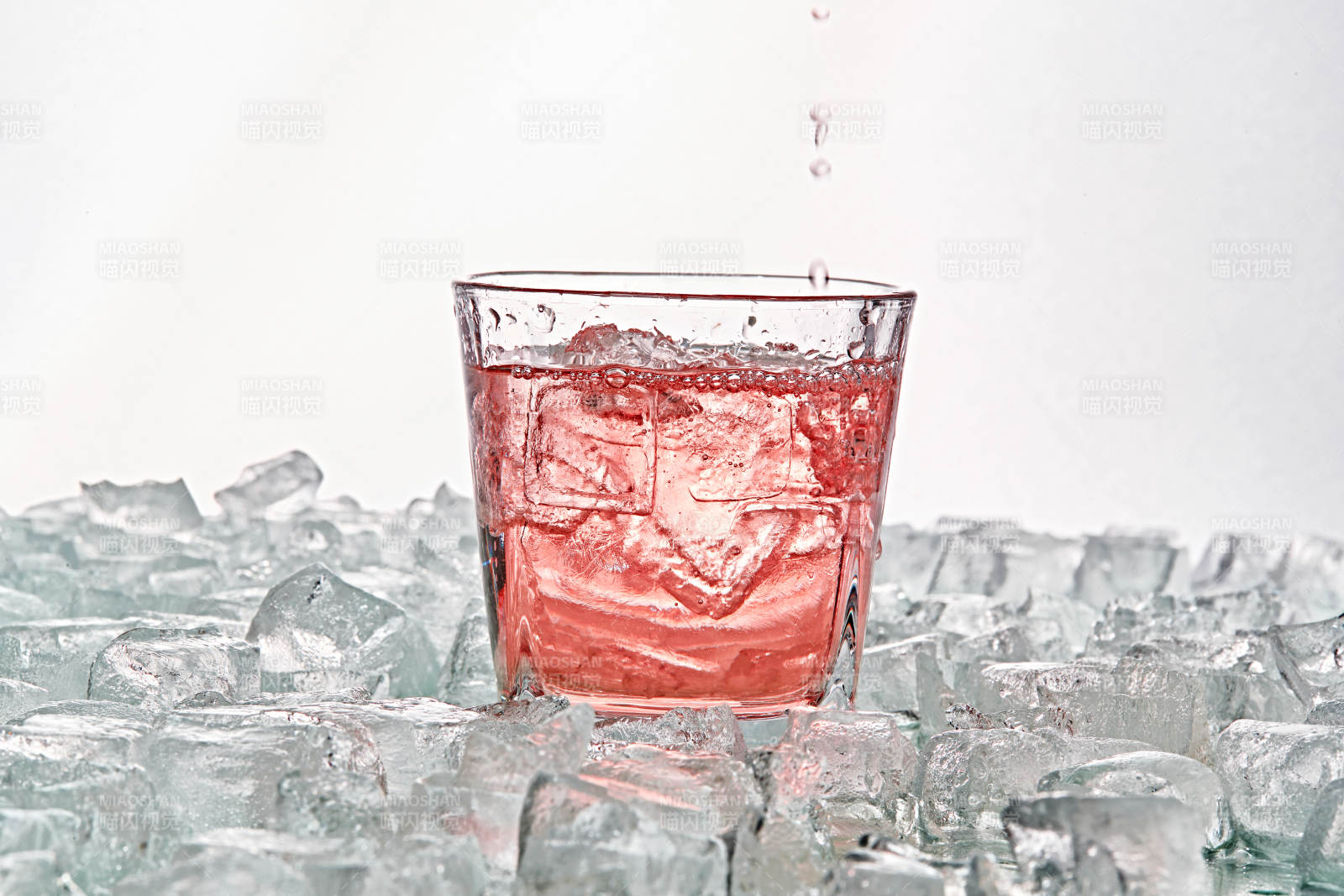 布满冰块的酒杯中的清凉桃子味预调酒图片