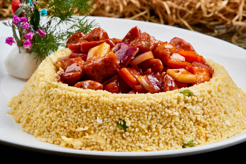 白色瓷盘装的金米菠萝黑椒牛仔粒图片