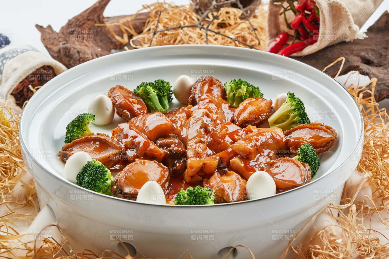 精美餐具装的浇汁鲜鲍鱼烧梅花参图片