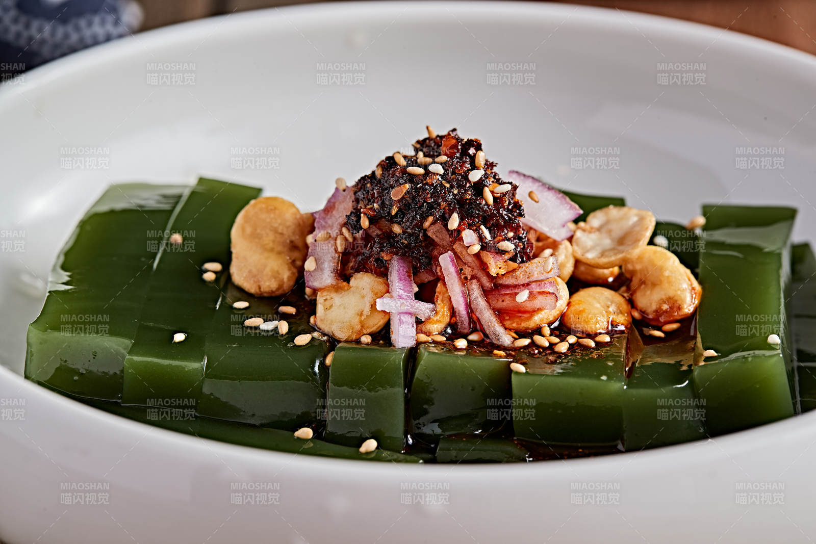 白色瓷盘装的树叶凉粉图片