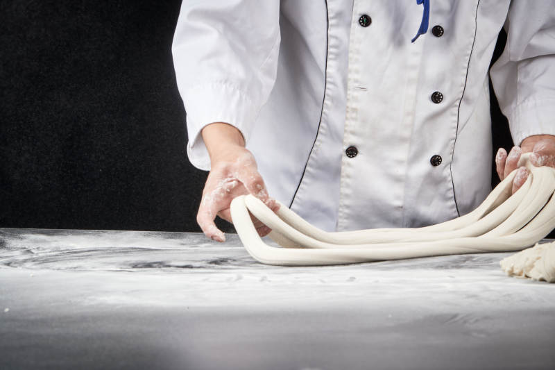 技艺精湛的拉面师在展示拉面制作图片