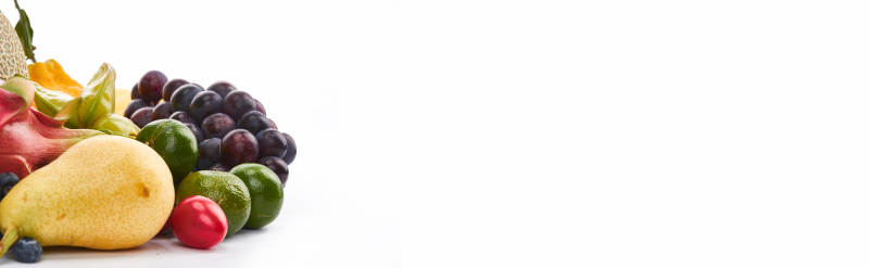 白色背景上摆放的生鲜混合水果图片