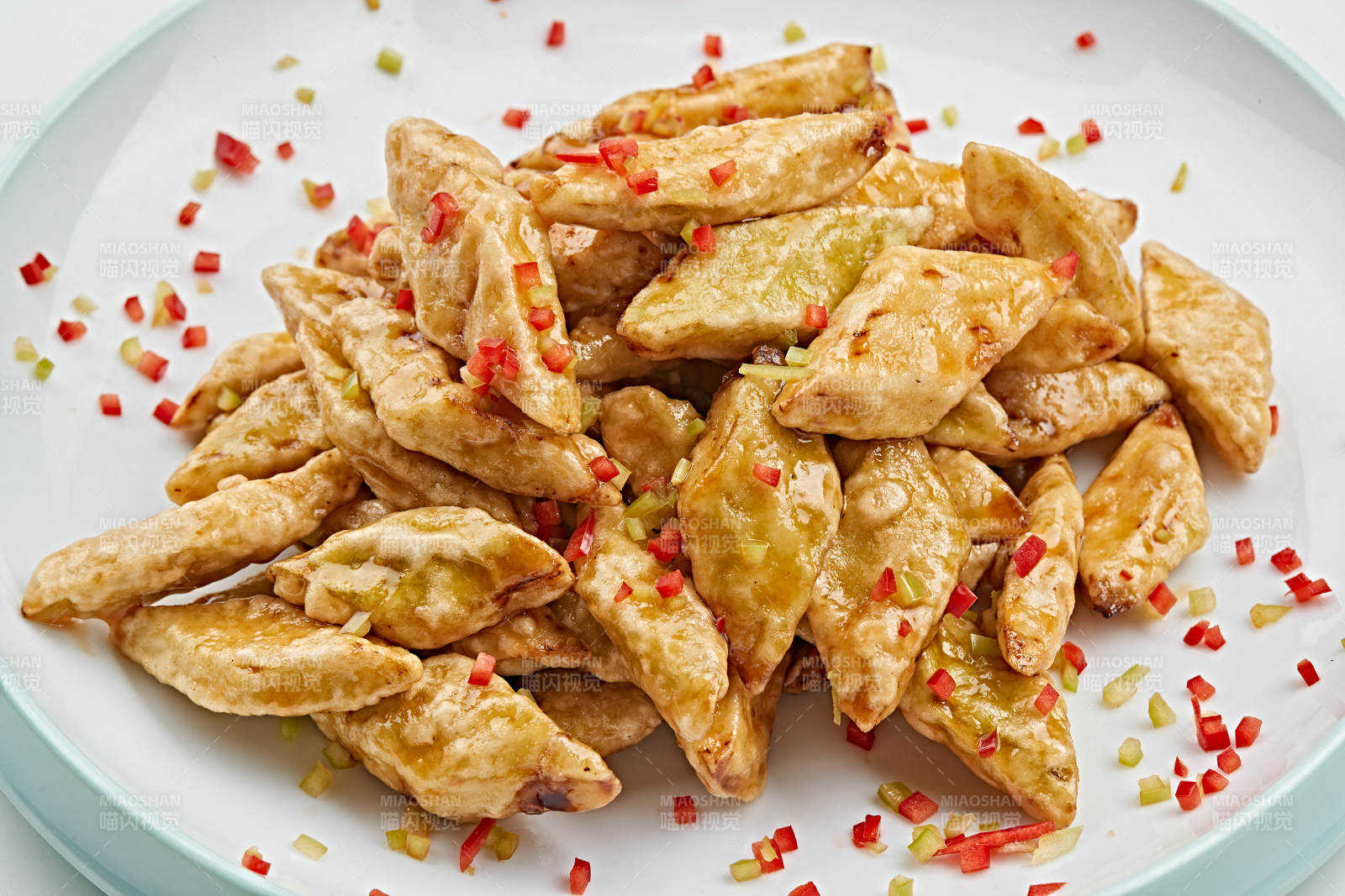 白色瓷盘装的油炸茄块图片