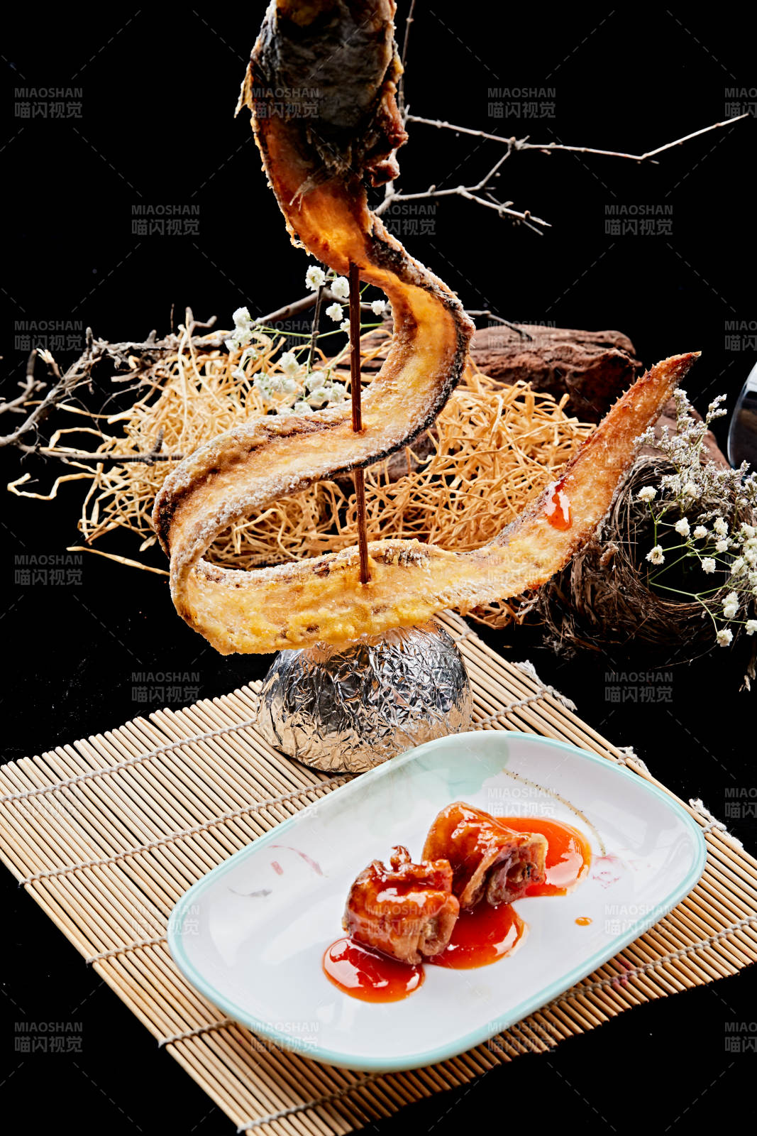 浇汁带鱼肉泥卷配油炸带鱼骨图片