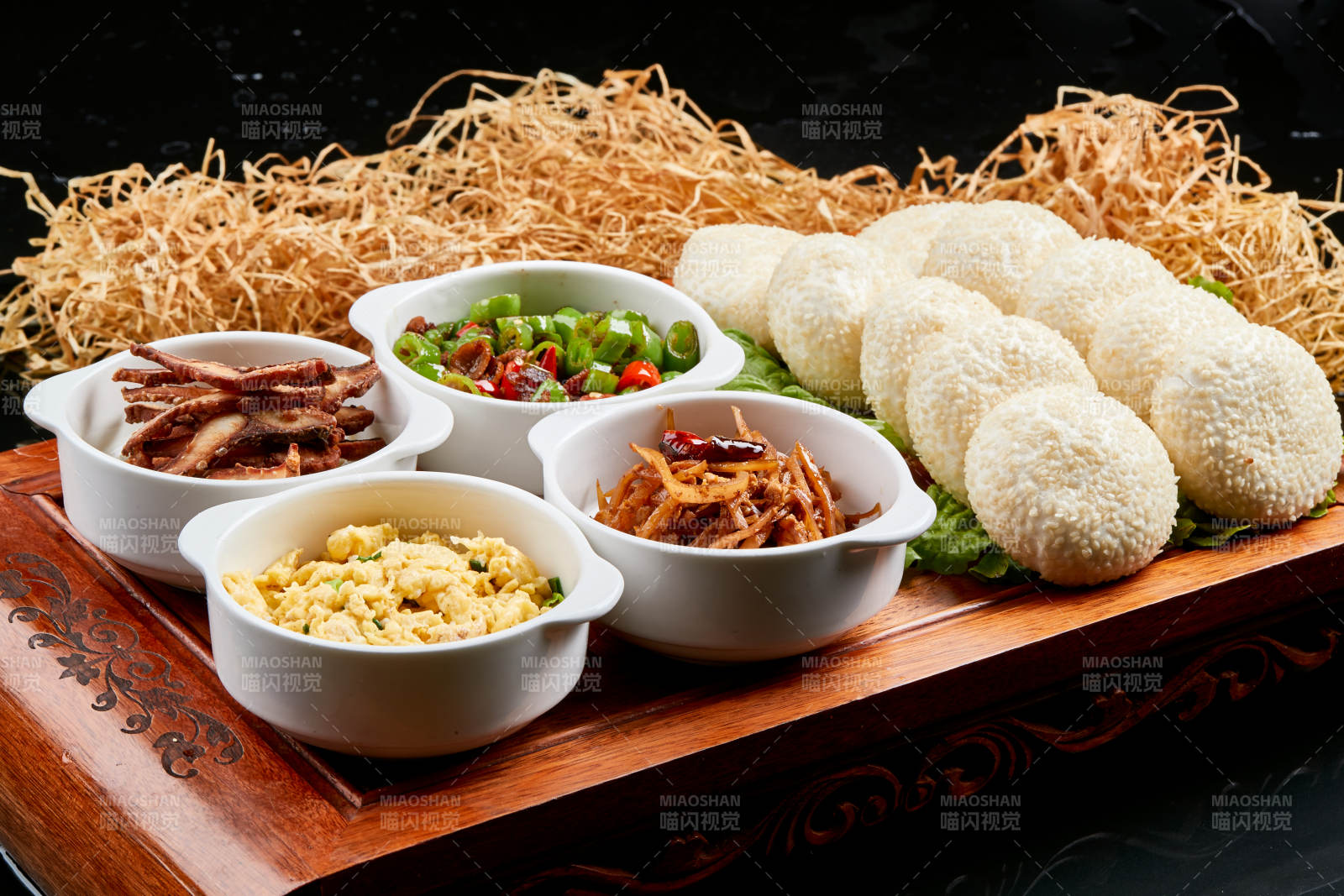 木质餐具上摆放的锅盔四碗香图片