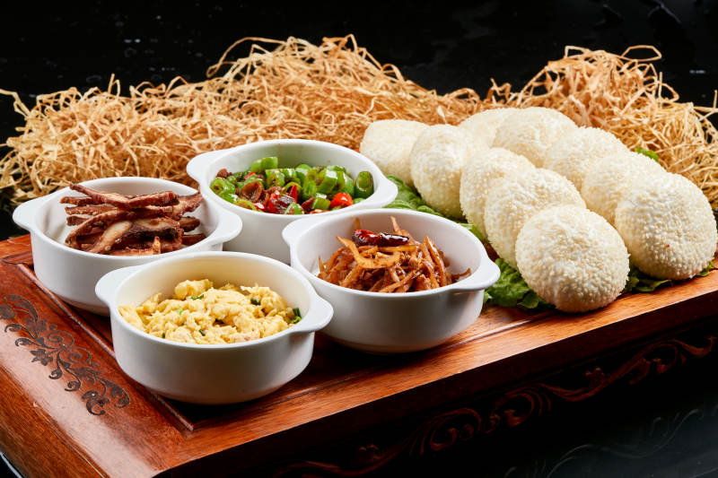 木质餐具上摆放的锅盔四碗香图片