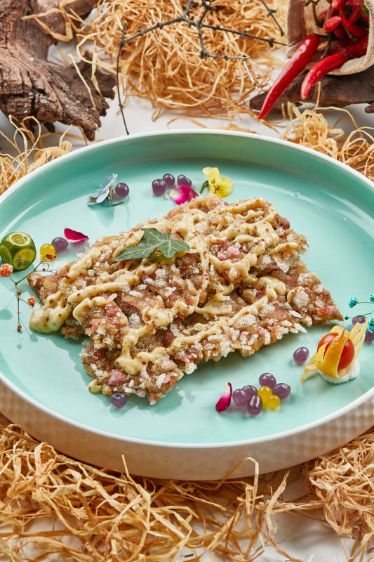 请釉瓷盘装的油炸和牛牛排配凯撒酱图片