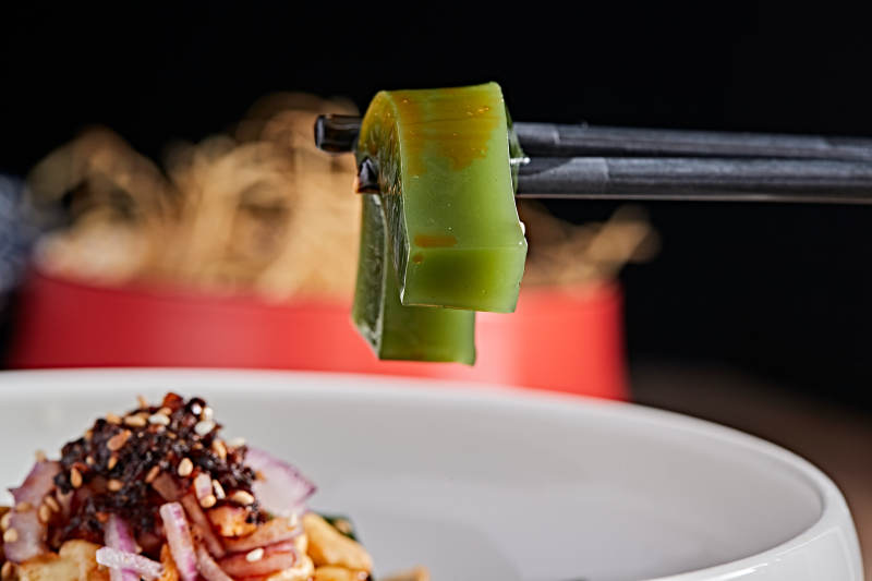 白色瓷盘装的树叶凉粉图片