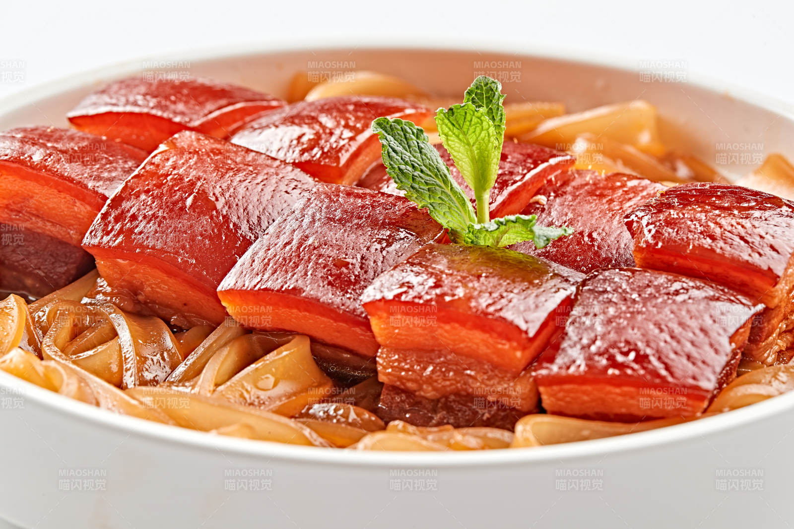 白色瓷盘装的宽粉巧炖红烧肉图片